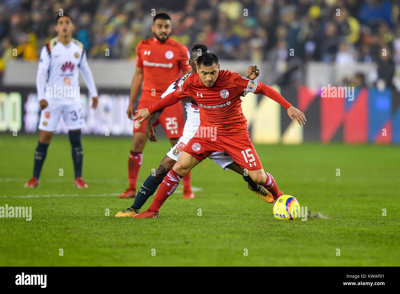 Houston, TX, USA. 30th Dec, 2017. Toluca midfielder Antonio Rios (15) takes the ball away from América forward Carlos Darwin Quintero (31) during the Tour Ãguila soccer match between Toluca and Club America at BBVA Compass Stadium in Houston, TX. Chris Brown/CSM/Alamy Live News Stock Photo