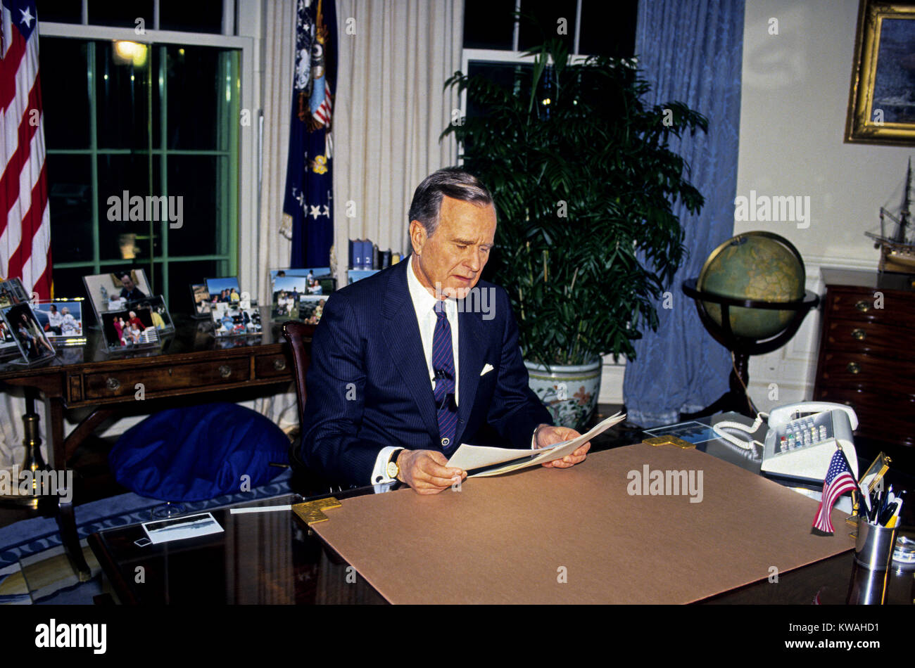 Washington, District of Columbia, USA. 16th Jan, 1991. United States President George H.W. Bush poses for photos in the Oval Office of the White House in Washington, DC after announcing the start of the air offensive to liberate Kuwait after it was overrun by Iraq on January 16, 1991.Credit: Ron Sachs/CNP Credit: Ron Sachs/CNP/ZUMA Wire/Alamy Live News Stock Photo