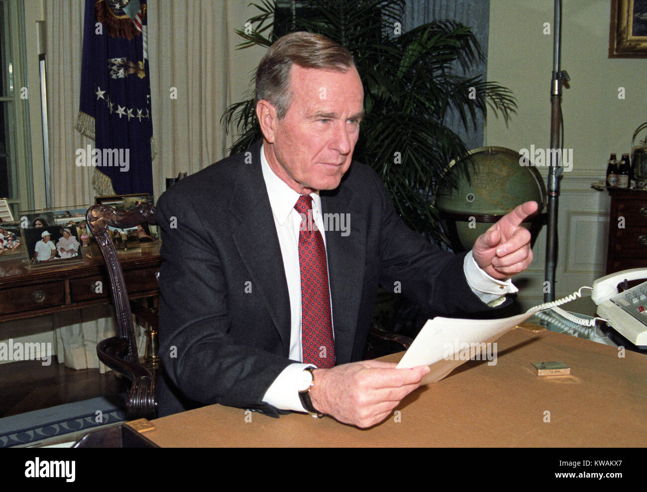 United States President George H.W. Bush poses for photographers after delivering an address to the nation from the Oval Office of the White House in Washington, DC on Christmas Day, December 25, 1991 announcing the resignation of President Mikhail Gorbachev as President of the Union of Soviet Socialist Republics, marking the collapse of the Soviet Union and the end of the Cold War. Credit: Arnie Sachs/CNP - NO WIRE SERVICE - Photo: Arnie Sachs/Consolidated/dpa Stock Photo