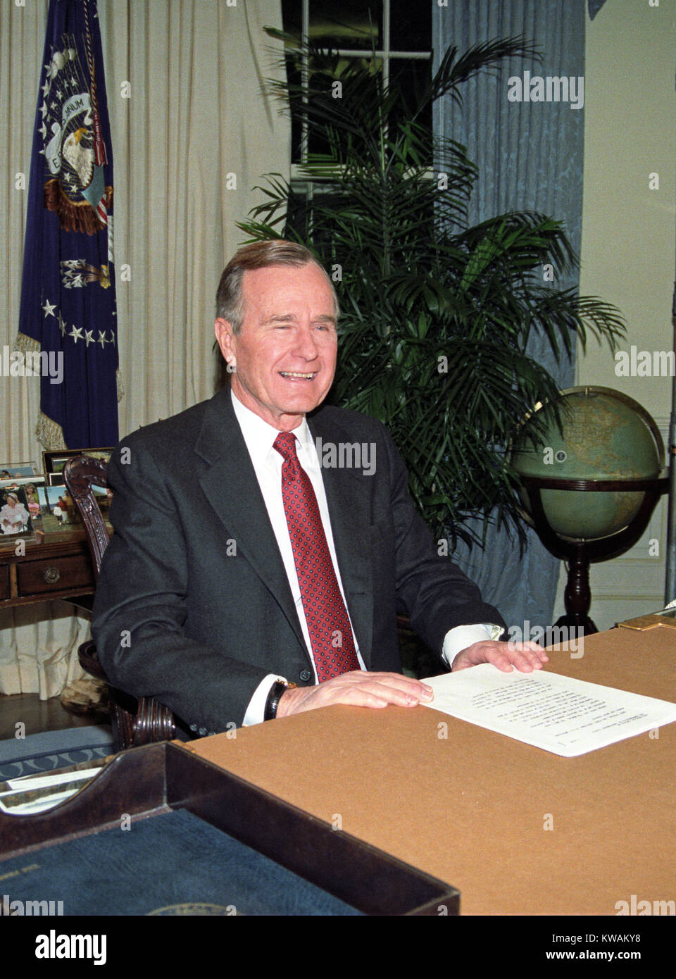 United States President George H.W. Bush poses for photographers after delivering an address to the nation from the Oval Office of the White House in Washington, DC on Christmas Day, December 25, 1991 announcing the resignation of President Mikhail Gorbachev as President of the Union of Soviet Socialist Republics, marking the collapse of the Soviet Union and the end of the Cold War. Credit: Arnie Sachs/CNP - NO WIRE SERVICE - Photo: Arnie Sachs/Consolidated/dpa Stock Photo