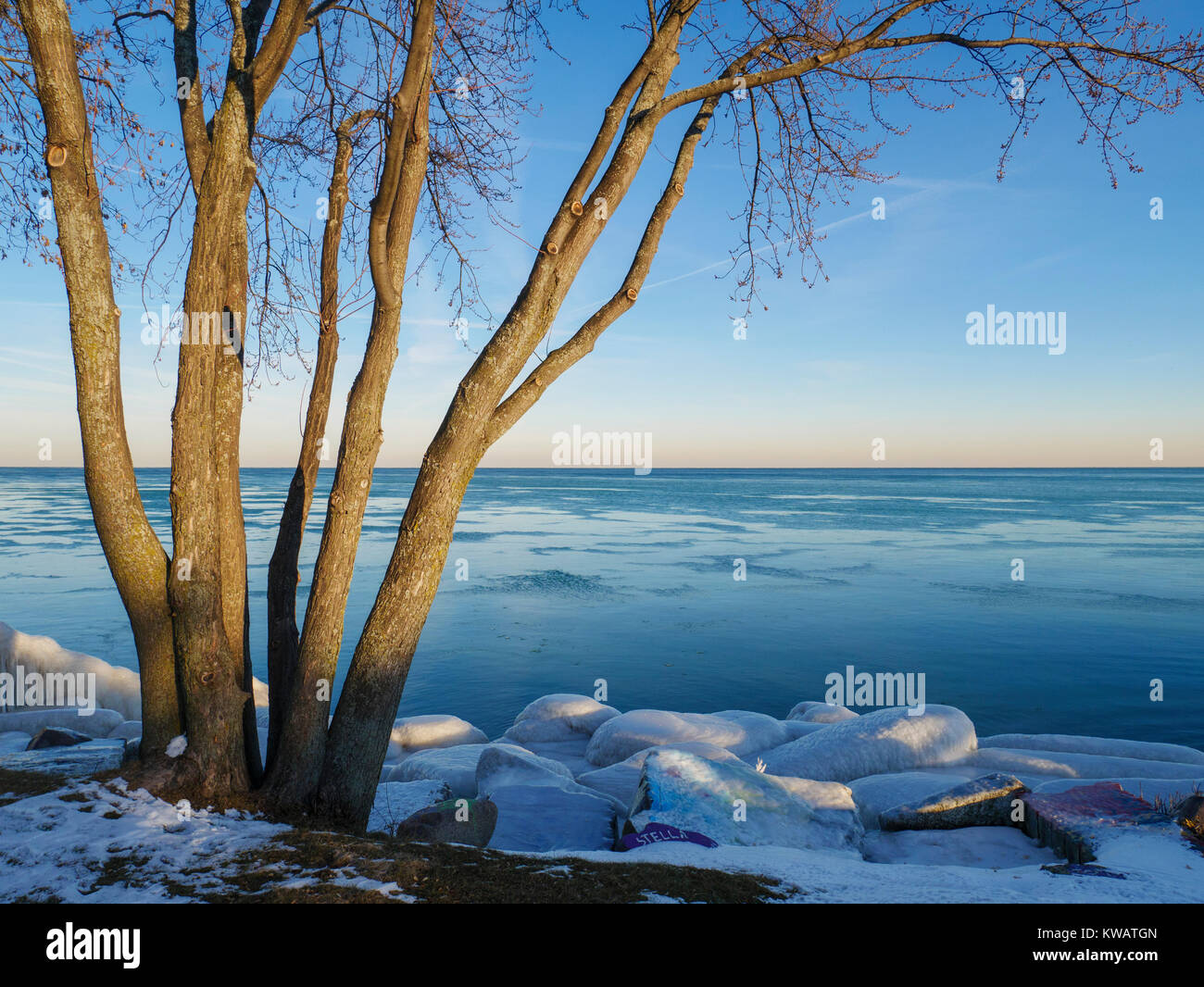 Evanston, Illinois, USA. 2nd January 2018.  A frigid Lake Michigan scene as temperatures climbed to 10ºF/-12ºC today in this northern lakefront suburb of Chicago. Credit: Todd Bannor/Alamy Live News Stock Photo