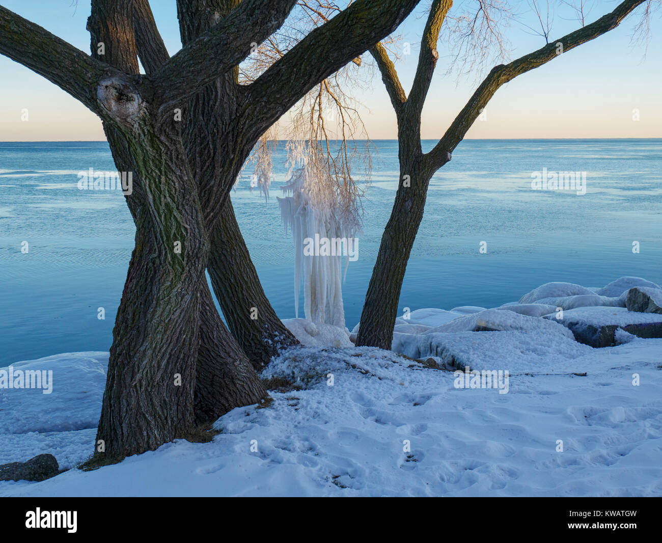 Evanston, Illinois, USA. 2nd January 2018.  A frigid Lake Michigan scene as temperatures climbed to 10ºF/-12ºC today in this northern lakefront suburb of Chicago. Credit: Todd Bannor/Alamy Live News Stock Photo