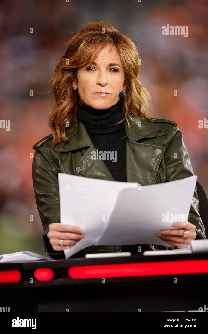 cincinnati-oh-usa-4th-dec-2017-monday-night-football-host-suzy-kolber-looks-on-before-a-game-between-the-pittsburgh-steelers-and-the-cincinnati-bengals-at-paul-brown-stadium-in-cincinnati-oh