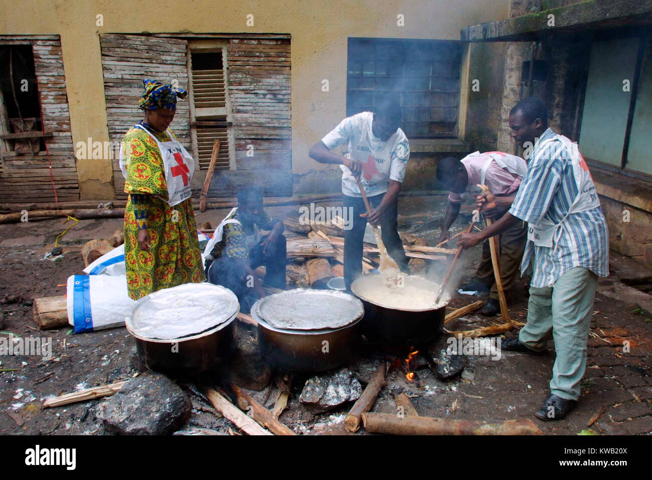 Ibanda Camp, Bukavu, on the site of a former Peace Corps traing centre, for people displaced from Goma by the lava flow following volcanic eruption, Jan 2002  Camp workers cooking food in large quantities Stock Photo
