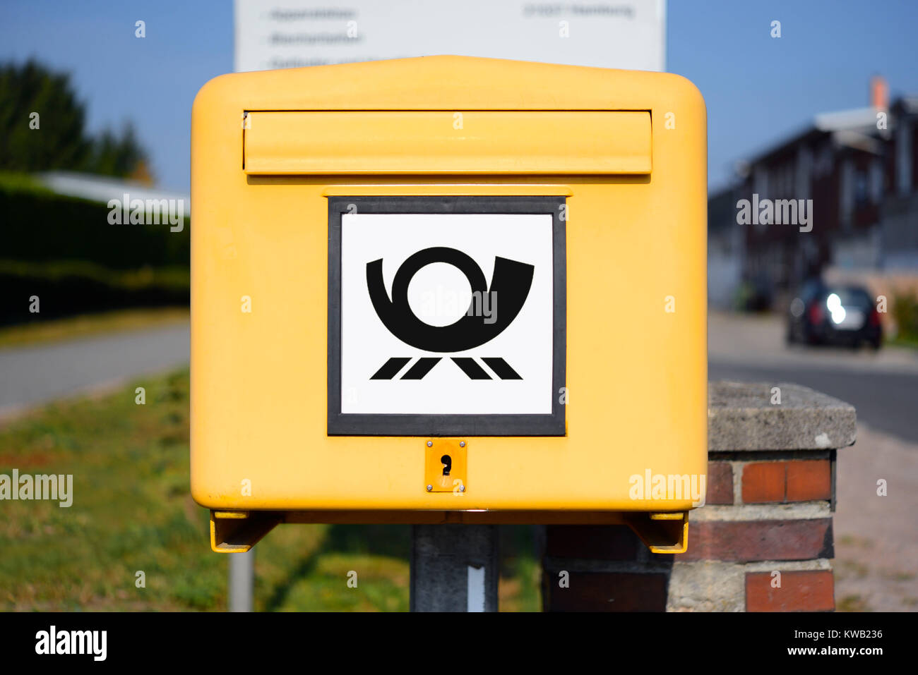 Gelber briefkasten hi-res stock photography and images - Alamy