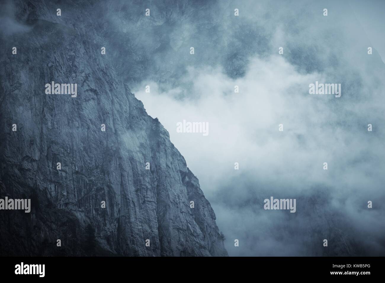 Foggy mountain landscape rocky hi-res stock photography and images - Alamy