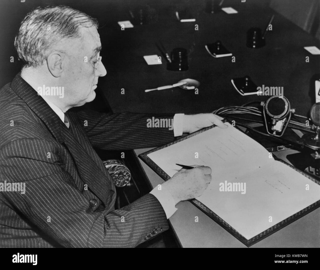 Franklin Roosevelt signing pact establishing the first UN relief agency on Nov. 9, 1943. The United Nations Relief and Rehabilitation Administration (UNRRA) provided humanitarian aid in the wake of World War 2. (BSLOC 2014 8 185) Stock Photo
