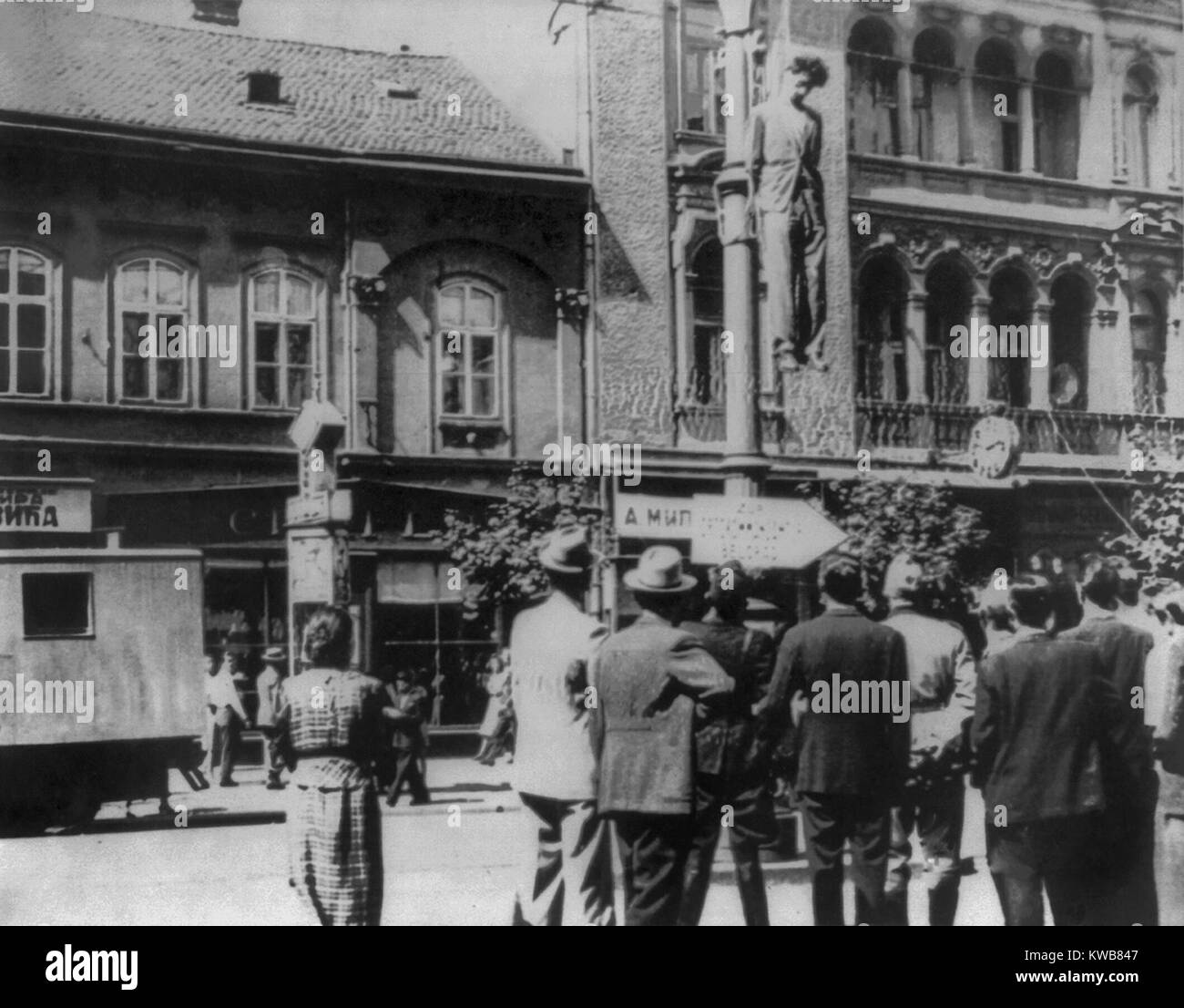 Public hanging of a Serbian martyr in a public square in Belgrade. The victim might one of the partisans who resisted the Fascist client regime. Ca. 1941-45, Yugoslavia, during World War 2. (BSLOC 2014 10 56) Stock Photo