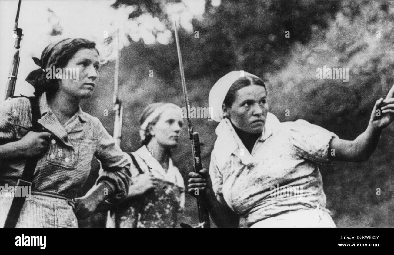 The Soviet (Russian) women guerrillas armed with rifles and bayonets during World War 2. Partisans risked torture and execution if captured by Germans. Ca. 1941-1943. (BSLOC 2014 8 31) Stock Photo
