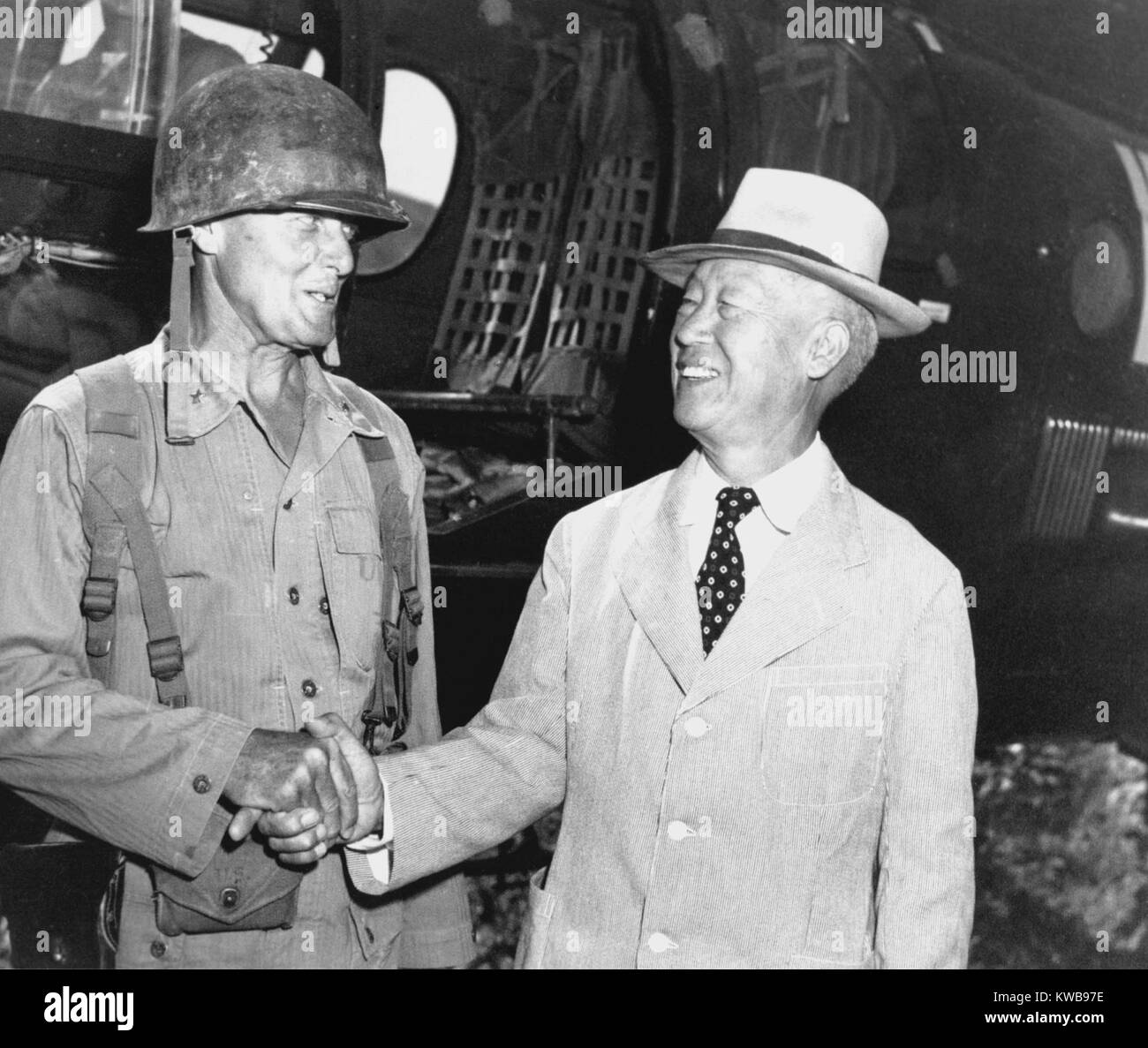 South Korean President Syngman Rhee with U.S. General Edward Craig. Craig commanded the highly effective 1st Marine Provisional Brigade during the Battle of the Pusan Perimeter. Aug. 27, 1950. Korean War, 1950-53. (BSLOC 2014 11 254) Stock Photo