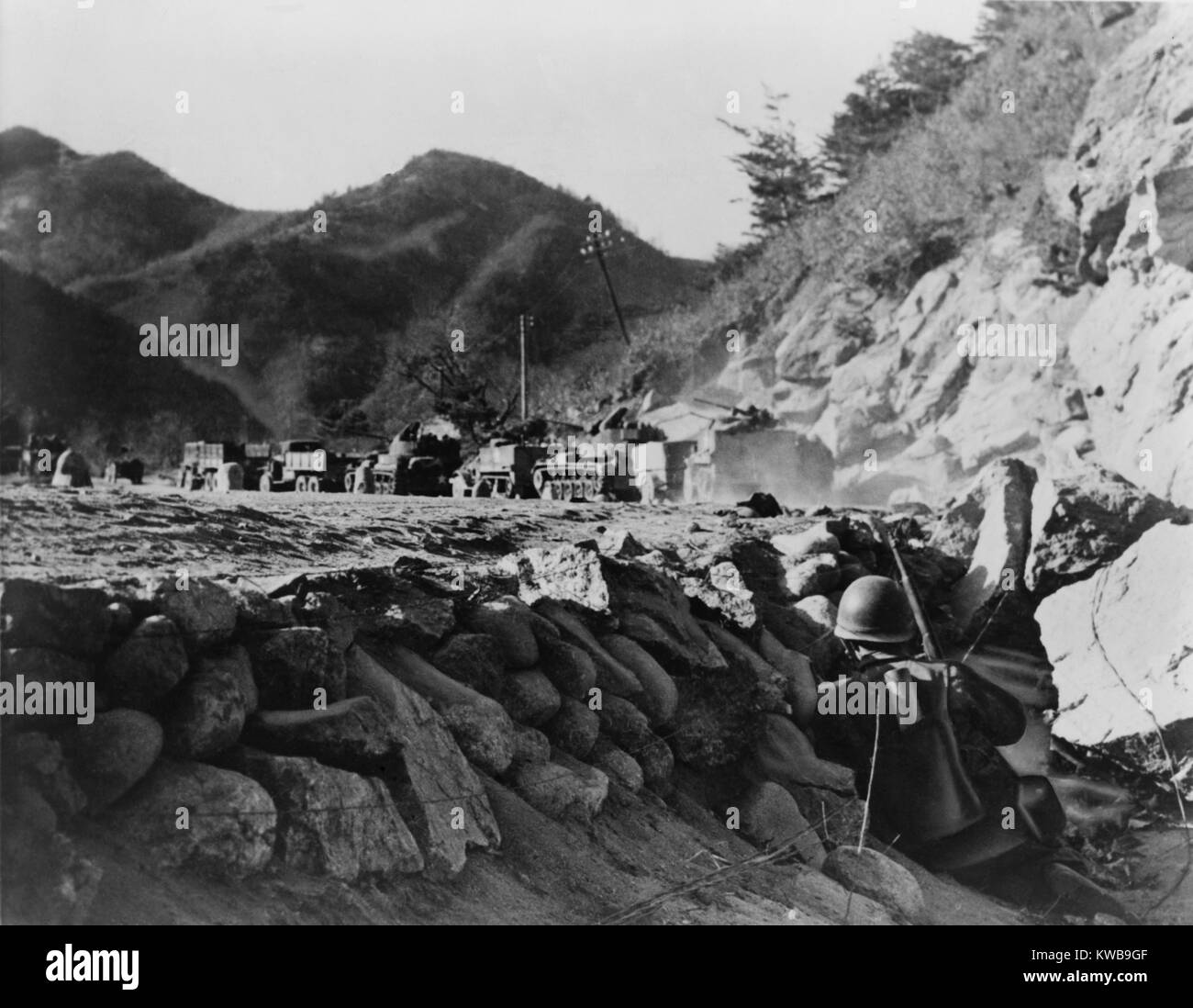 U.S. 3rd Army Division patrol pinned down by Chinese fire from the hills as they protect a convoy under attack in north-east Korea 1950. Korean War, 1950-53. (BSLOC 2014 11 95) Stock Photo
