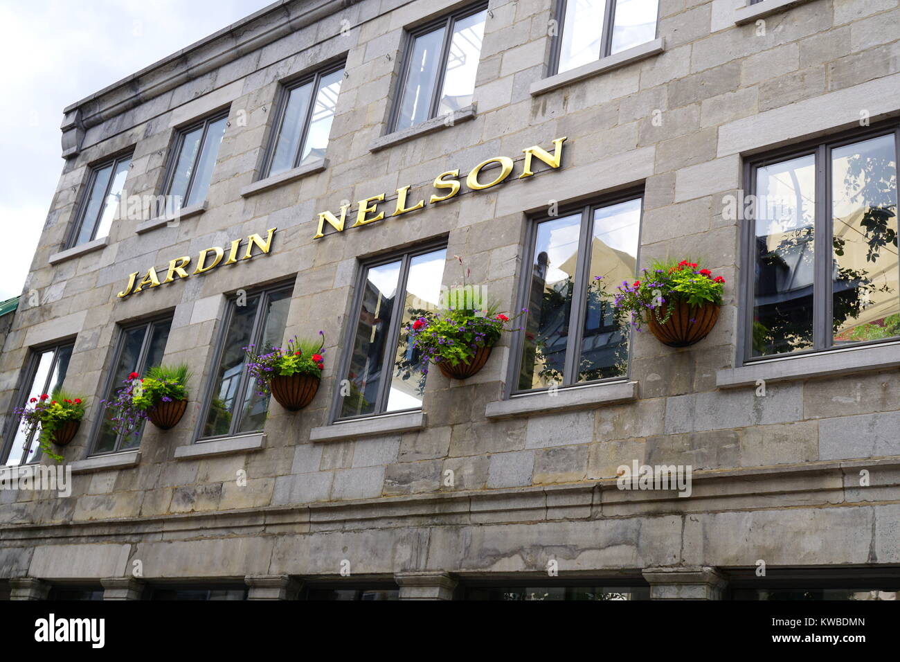 Jardin Nelson, a restaurant with a flowery terrace housed in a historic building in the heart of Old Montreal, Quebec, Canada Stock Photo