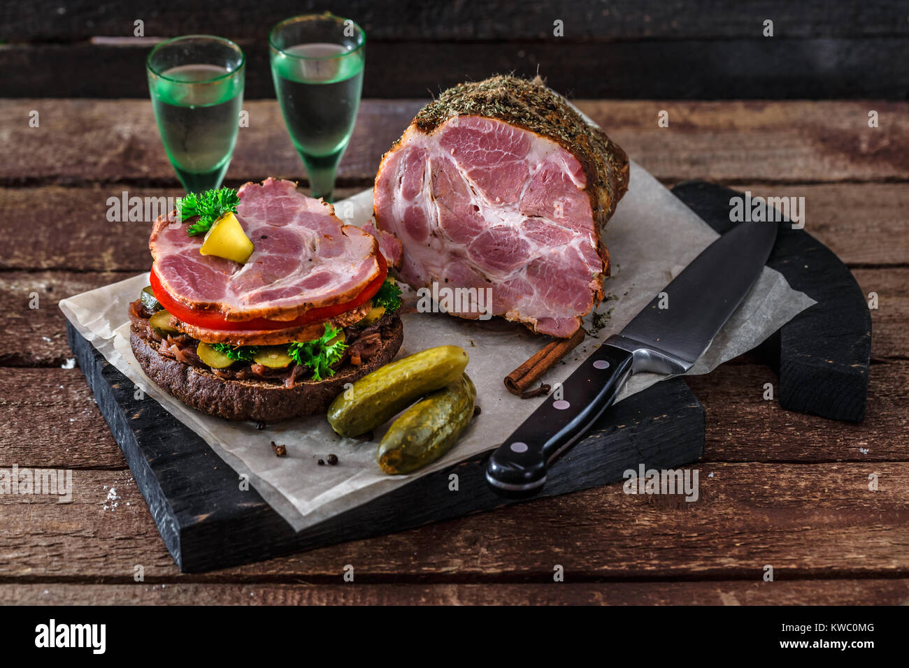 Porter Rye Burger Rye burger with smoked ham, pickles and two glasses of vodka Stock ...