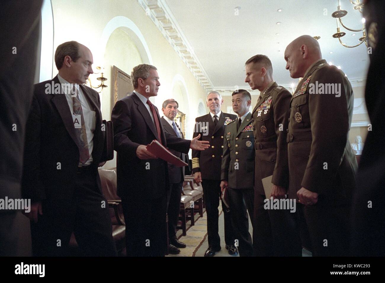 President George W. Bush with Chiefs of Staff, Oct. 24, 2001. Meeting with him are from left: Adm. Richard Mies, Gen. Eric Shinseki, Gen. Peter Pace, and Gen. Michael Williams. (BSLOC 2015 2 177) Stock Photo