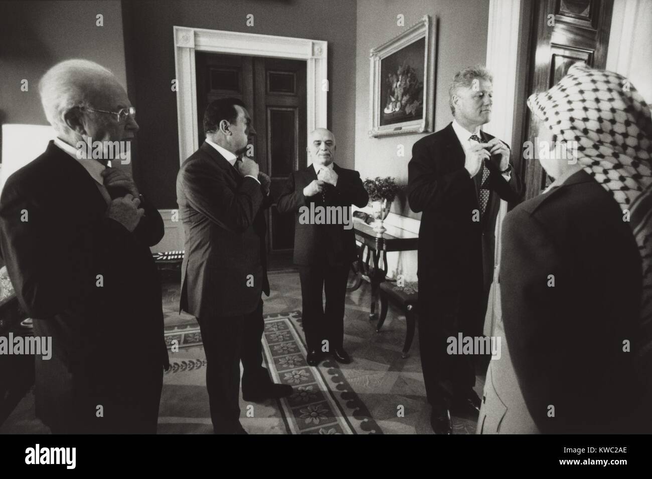 Pres. Clinton and Middle East leaders before signing to extend Palestinian rule on the West Bank. Yitzhak Rabin, Hosni Mubarak, Shimon Peres, Bill Clinton adjust their ties, as Yasser Arafat observes. Sept. 28, 1995. (BSLOC 2015 2 193) Stock Photo