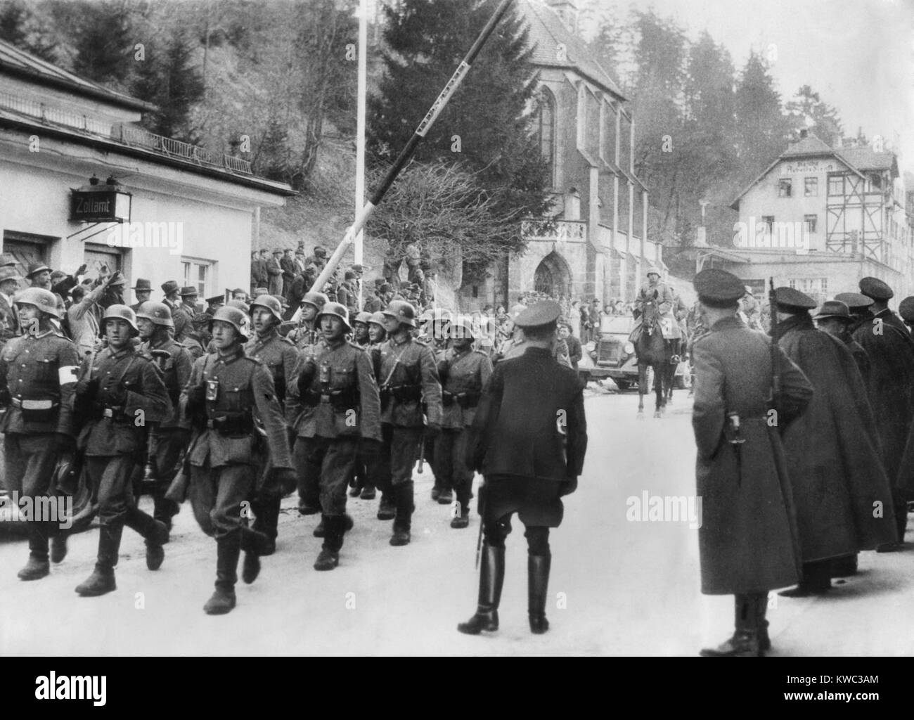 German soldiers cross border in town of Kufstein-Kieferfelded on the Austria-German frontier. March 1938. The Austrian government had ordered the Austrian Armed Force not to resist. (BSLOC 2015 13 28) Stock Photo