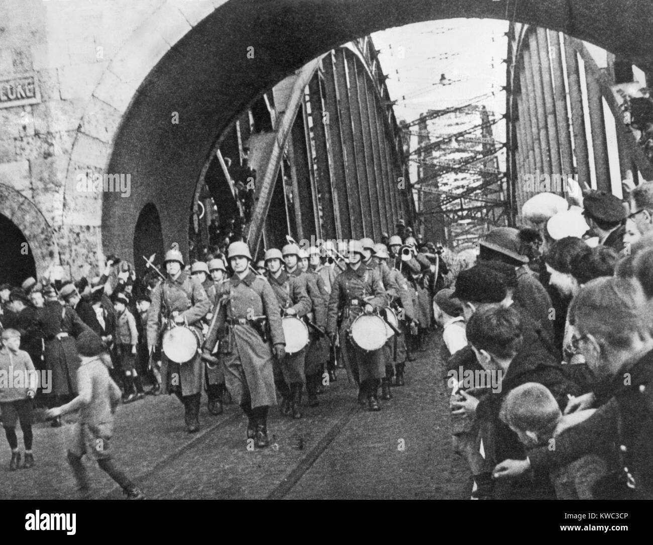 German troops march across the Hohenzollern Bridge to re-occupy Cologne and the Rhineland. March 7, 1936. This violated the terms of the Treaty of Versailles and the Locarno Treaties, but met no military resistance, or diplomatic sanctions. World War 2 (BSLOC 2015 13 48) Stock Photo