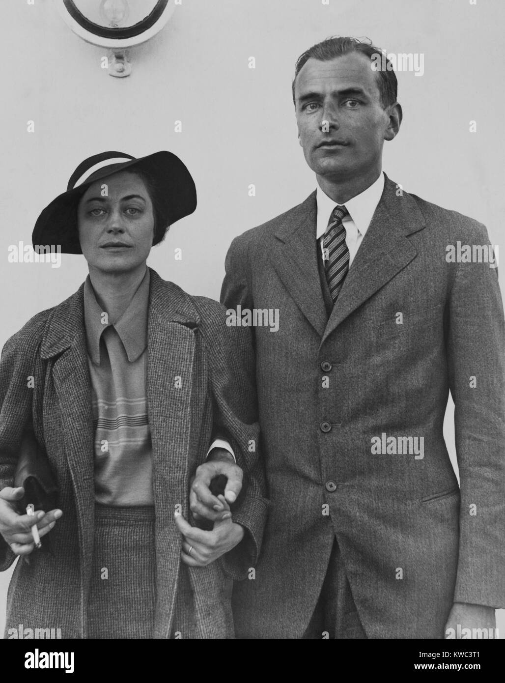 Herbert S. Agar arriving in New York on the S.S. Olympic, with his wife, June 5, 1934. Ager won the 1934 Pulitzer Prize for Biography for THE PEOPLE'S CHOICE, a study of the six early U.S. Presidents. His wife, Eleanor Carroll Chilton was the author of two novels, SHADOWS WAITING, 1926, and BURNING FOUNTAIN, 1929. (BSLOC 2015 14 182) Stock Photo