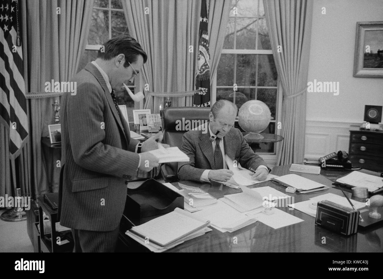President Gerald Ford meeting with his Chief of Staff, Donald Rumsfeld. Feb. 6, 1975. (BSLOC 2015 14 59) Stock Photo