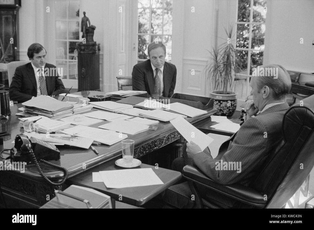 President Gerald Ford meeting with David Mathews(right) and Dick Cheney. Mathews was Secretary of HEW and Cheney was White House Chief of Staff. Sept. 22, 1976. (BSLOC 2015 14 60) Stock Photo