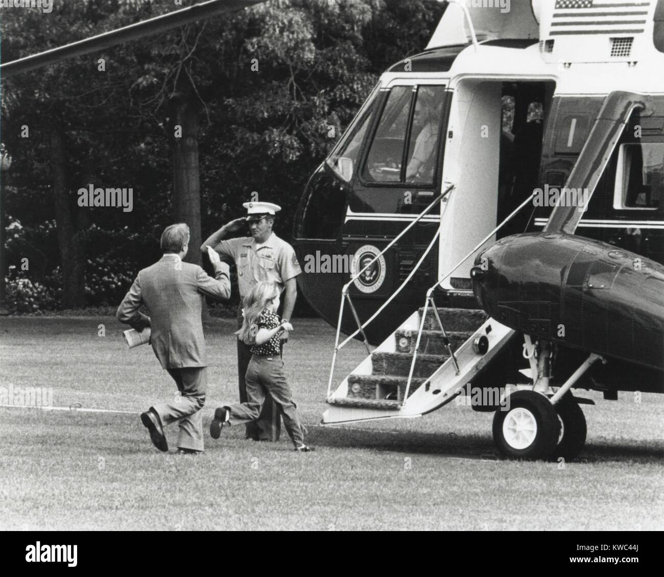 President Jimmy Carter and 8 year old daughter Amy running to Marine One. May 13, 1977. (BSLOC 2015 14 71) Stock Photo