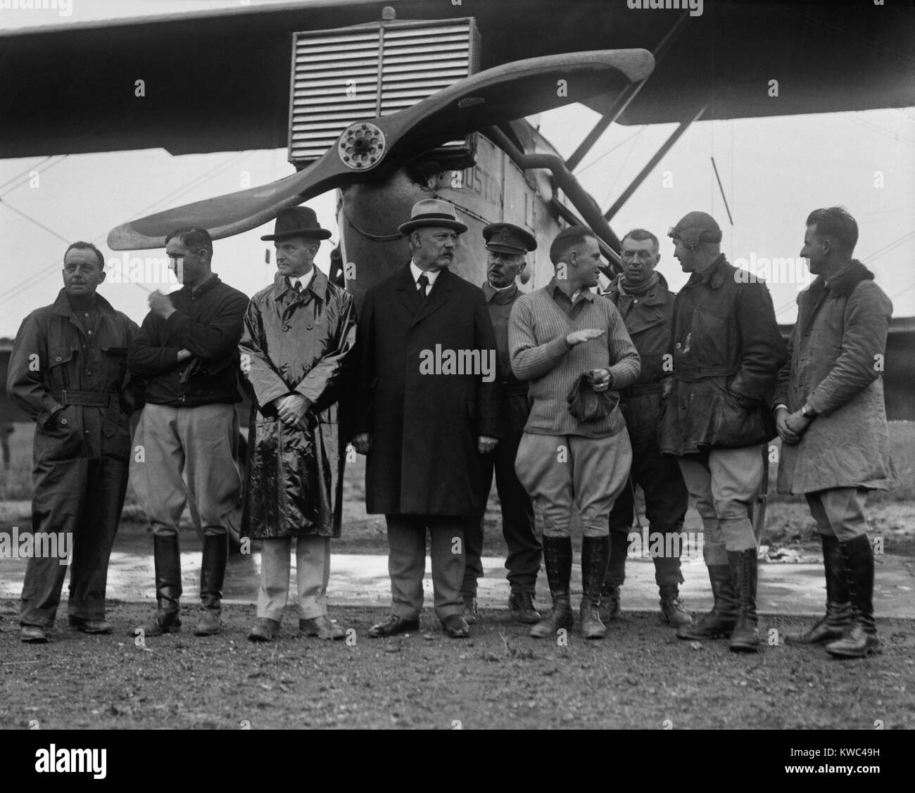 President Calvin Coolidge with aviators of the first-around-the-world airplane flight. Sept 9, 1924. In front of the Douglas World Cruisers 'Boston II', Coolidge is flanked by Lt. Lowell H. Smith and Navy Sec. Weeks. In uniform behind the aviators are Gen. Mason Patrick and Gen. Billy Mitchell. (BSLOC 2015 15 140) Stock Photo
