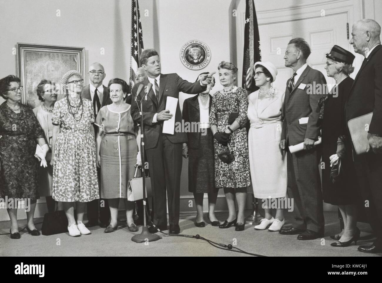 Older Peace Corps volunteers visit President John Kennedy at the White House. Aug. 30, 1962. (BSLOC 2015 2 226) Stock Photo