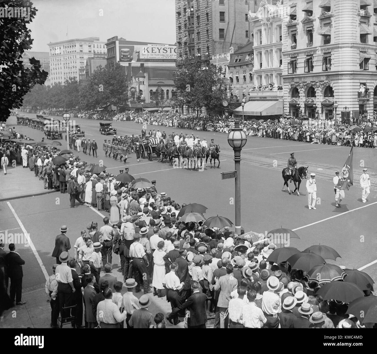 President Warren Harding's funeral procession, Aug. 8, 1923, on Pennsylvania Avenue. The procession marched from the White House to the Capitol, where the funeral service was held before the Congress, the Cabinet, and a group of invited dignitaries. (BSLOC 2015 15 82) Stock Photo