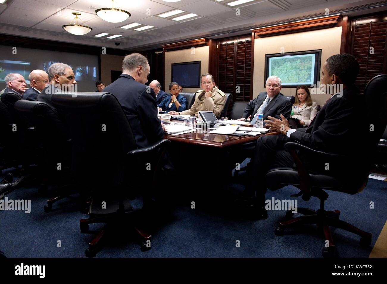 President Obama meets with national security team on Afghanistan and Pakistan, April 25, 2011. Situation Room of the White House, clockwise from President: Tom Donilon, Eric Holder, James Clapper, John Brennan, Neal Wolin, Bill Daley, Susan Rice, Adm. Michael Mullen, Robert Gates, and Michele Flournoy (BSLOC 2015 13 265) Stock Photo