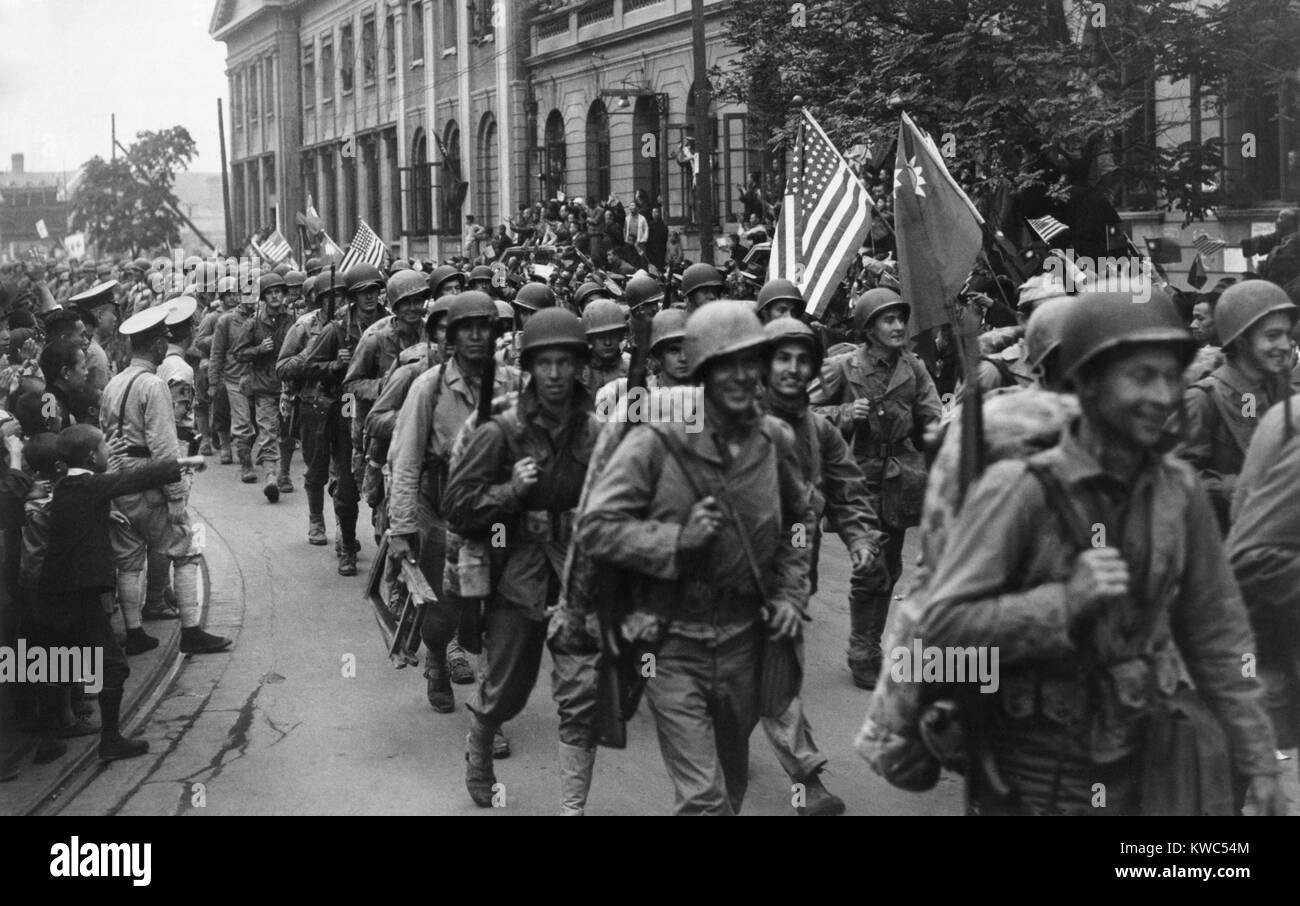 1st Div. U.S. Marines were greeted by crowds of Chinese in Tientsin, in Sept. 1945. When Japan surrendered in 1945, the 50,000 Marines of the now unnecessary invasion force were sent to China. Their mission was to accept surrender from Japanese and repatriate them. Also to help the Nationalists (as opposed to Communists) reassert their control over areas vacated by the Japanese. (BSLOC 2015 13 41) Stock Photo