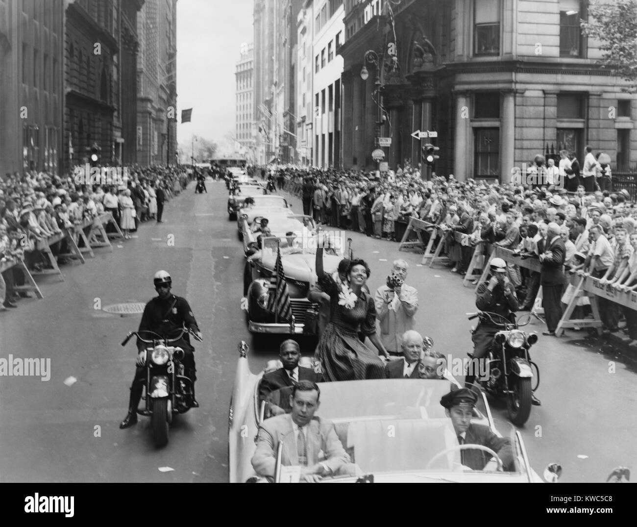 Tennis champion Althea Gibson, waving to crowd during ticker tape parade up Broadway, July 11, 1957. New York celebrated their home town girl's First Wimbleton Ladies Singles Championship. African American Gibson grew up in Harlem after her family migrated from South Carolina. (BSLOC 2015 14 222) Stock Photo