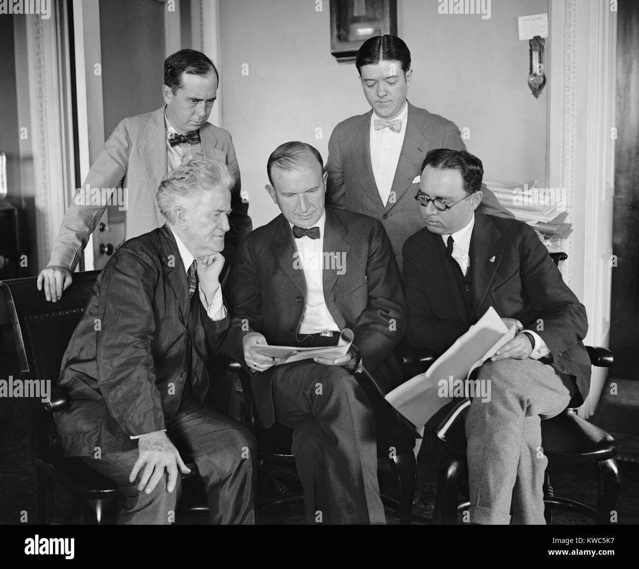 Senator Robert La Follette Sr., 1924 Progressive Party Candidate for President (seated, left). Counter clockwise form Sen. La Follette: Sen. Burton Wheeler, VP Candidate; David K. Miles; Robert Marion La Follette, Jr.; B.M. Manly. (BSLOC_2015_15_187) Stock Photo