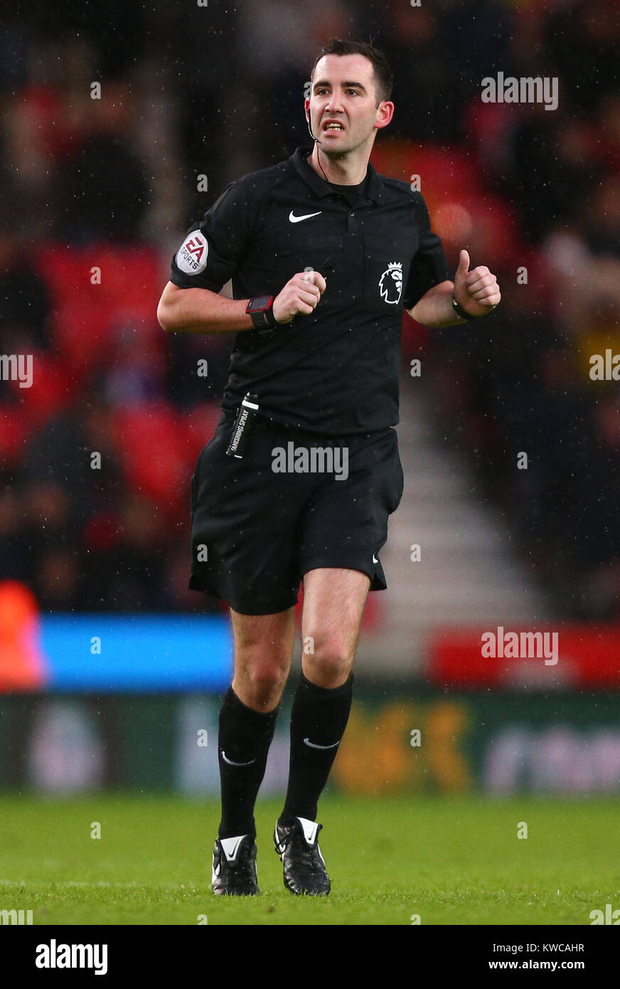 Chris Kavanagh Referee Hi-res Stock Photography And Images - Alamy