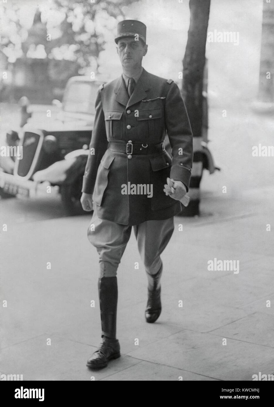 General de Gaulle in London, arriving at his office in London. June 25, 1940. He was under Secretary for War in the Reynaud Cabinet and organized French Resistance from Britain during World War 2. - (BSLOC 2014 15 234) Stock Photo