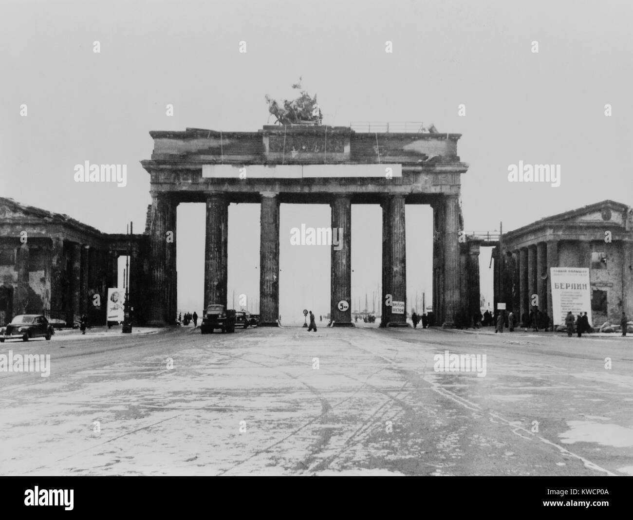 Traffic driving through the Brandenburg Gate, after World War 2. Berlin, Germany. Ca. 1945-46. - (BSLOC_2014_15_244) Stock Photo