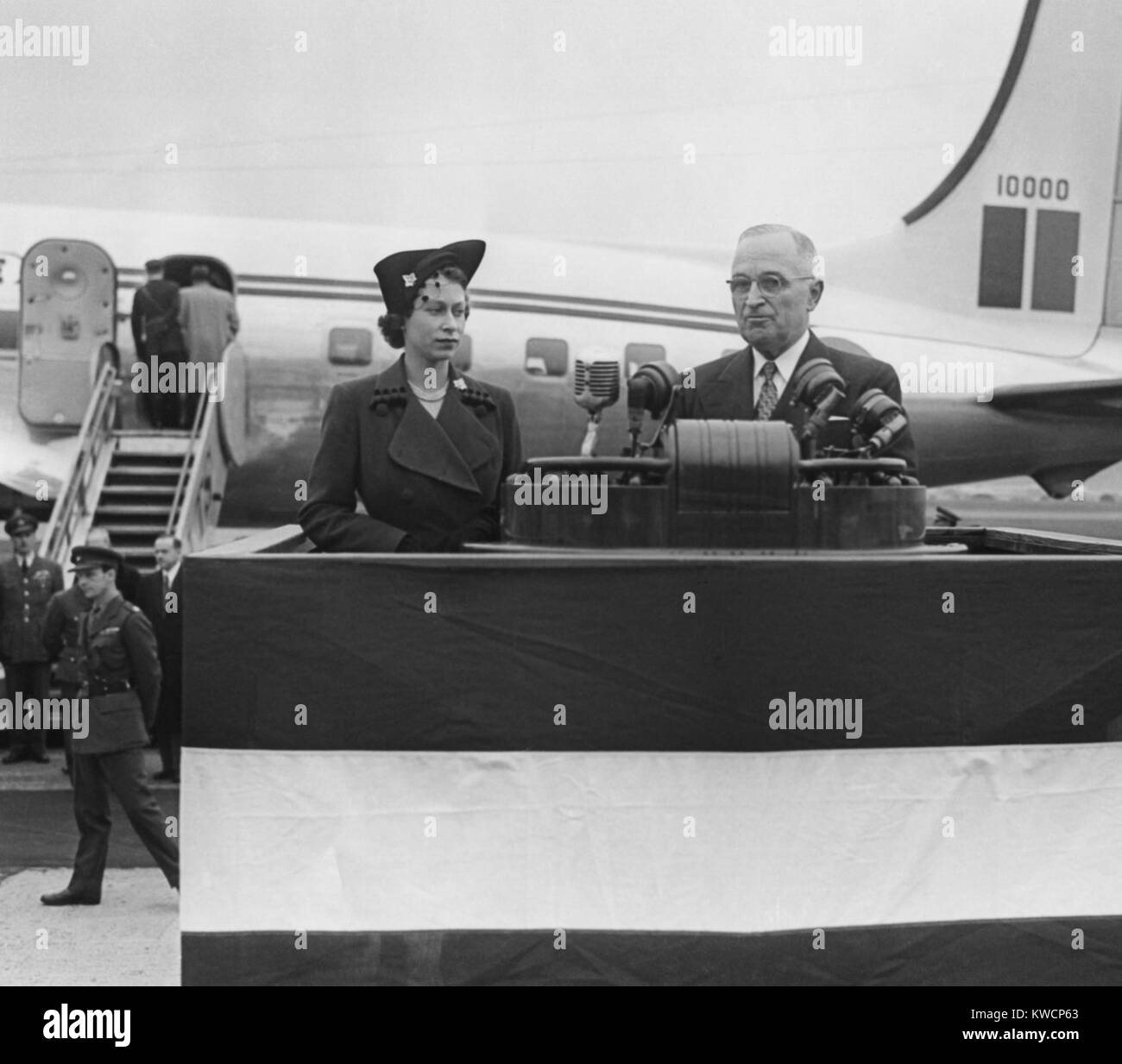 President Harry Truman welcomes Princess Elizabeth at Washington's National Airport. Oct. 31, 1951. - (BSLOC 2014 15 39) Stock Photo