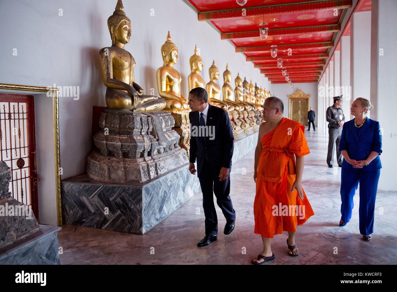 President Barack Obama and Secretary Hillary Clinton tour Wat Pho Royal Monastery. Chaokun Suthee Thammanuwat is their guide. Bangkok, Thailand, Nov. 18, 2012. (BSLOC 2015 3 207) Stock Photo
