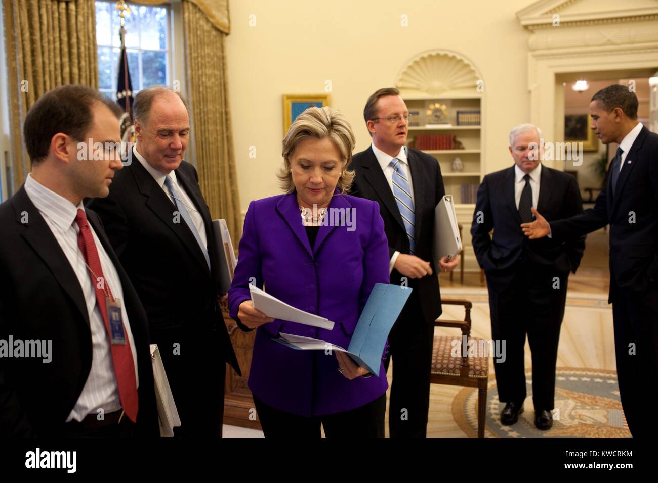 President Barack Obama confers with top advisors prior to the announcement of the New START Treaty. Defense, National Security and foreign policy advisors, L-R: Ben Rhodes; Tom Donilon; Sec. State, Hillary Clinton; Robert Gibbs, Press Secretary; Robert Gates, Defense Sec.; and the President. March 26, 2010. (BSLOC 2015 3 67) Stock Photo