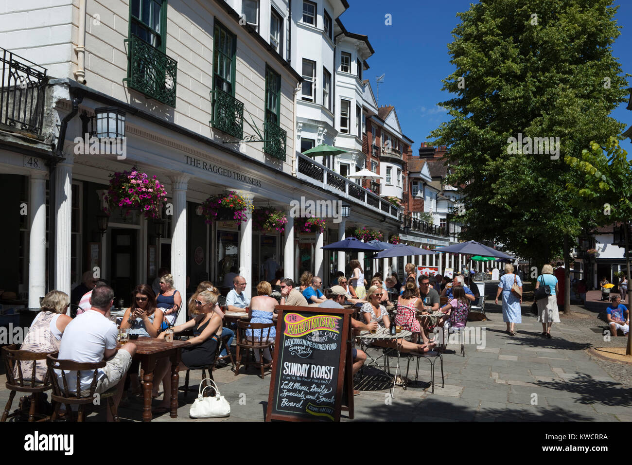 TUNBRIDGE WELLS, KENT, ENGLAND Cafes along the Pantiles on busy afternoon Stock Photo Alamy