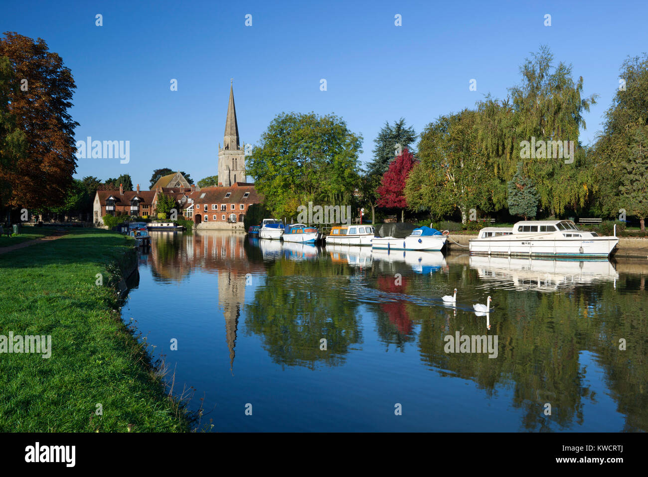 ABINGDON, OXFORDSHIRE, ENGLAND: River Thames at Abingdon with spire of St Helen's church Stock Photo