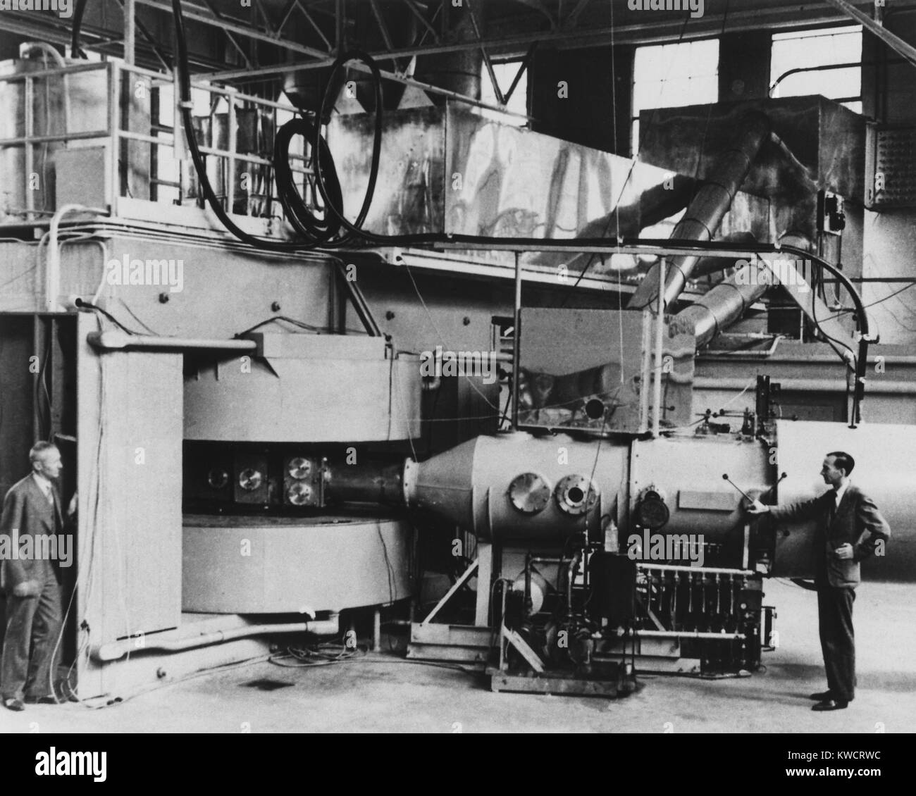 60-inch cyclotron at the University of California, Berkeley. June 8, 1940. The atom-smasher was the most powerful in the world in August 1939. At far left is Dr. Edwin McMillan, who was to discover a new element, neptunium. The man at far right is possibly Philip Hauge Abelson - (BSLOC 2015 1 80) Stock Photo