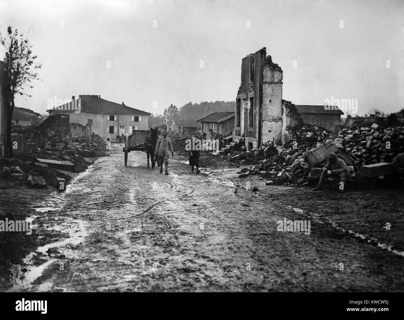 World War 1. A French couple lead their horse and wagon through the ruins of the village of Albert. The German army captured and looted the town in March 1918 during the Spring Offensive. Photo possibly taken after August 1918 when the British reoccupied Albert. (BSLOC 2013 1 178) Stock Photo