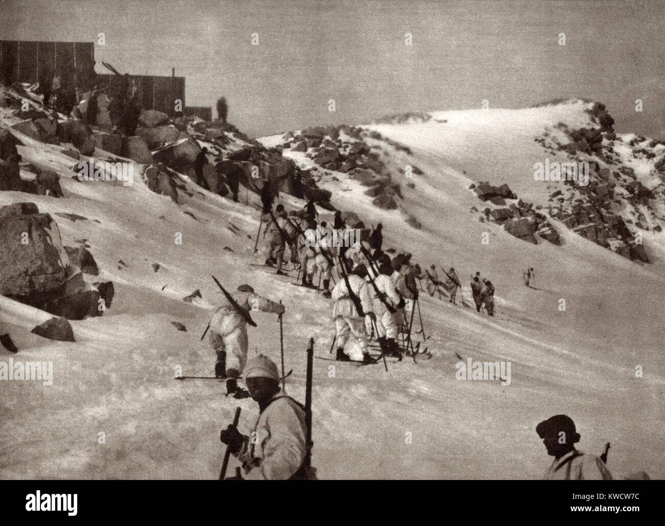 World War 1 in the Italian and Austria Alps. Italian troops skiing in single file, in white uniforms so they will blend in with the snow. They will get close to Austrian lines before being detected. Ca. 1915-18. (BSLOC 2013 1 20) Stock Photo