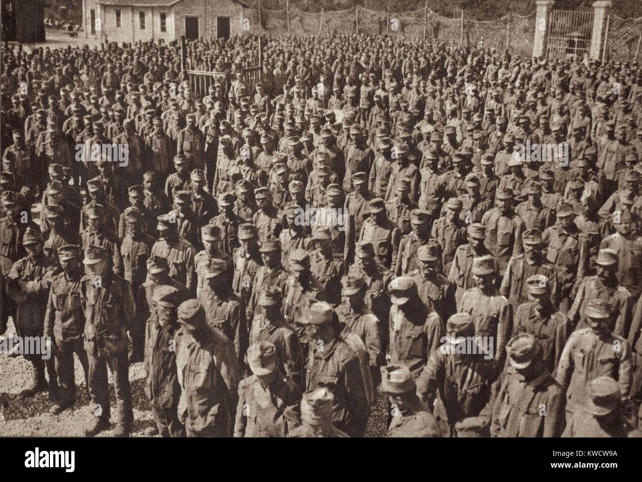 World War 1 on the Italian-Austrian front. Austrian prisoners taken when the Italian Army conquered Gorizia during the Sixth Battle of the Isonzo in August 1916. (BSLOC 2013 1 29) Stock Photo