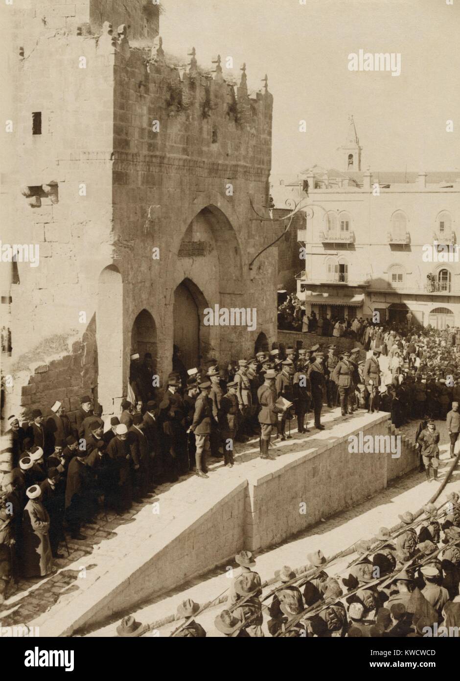 World War 1 in the Middle East. General Allenbys Proclamation of Martial Law in Jerusalem being read in English at the Tower of David in Jerusalem. Dec. 11, 1917 (BSLOC 2013 1 72) Stock Photo