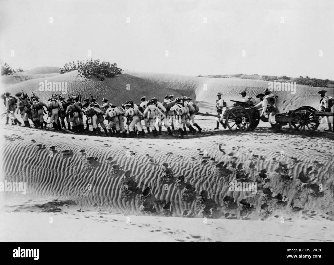 World War 1 in the Middle East. British naval landing party pulling field gun and caisson across the Mesopotamian desert. In the early months of the war British troops captured Basra, the chief city of the region, now southern Iraq. Ca. 1914. (BSLOC 2013 1 76) Stock Photo