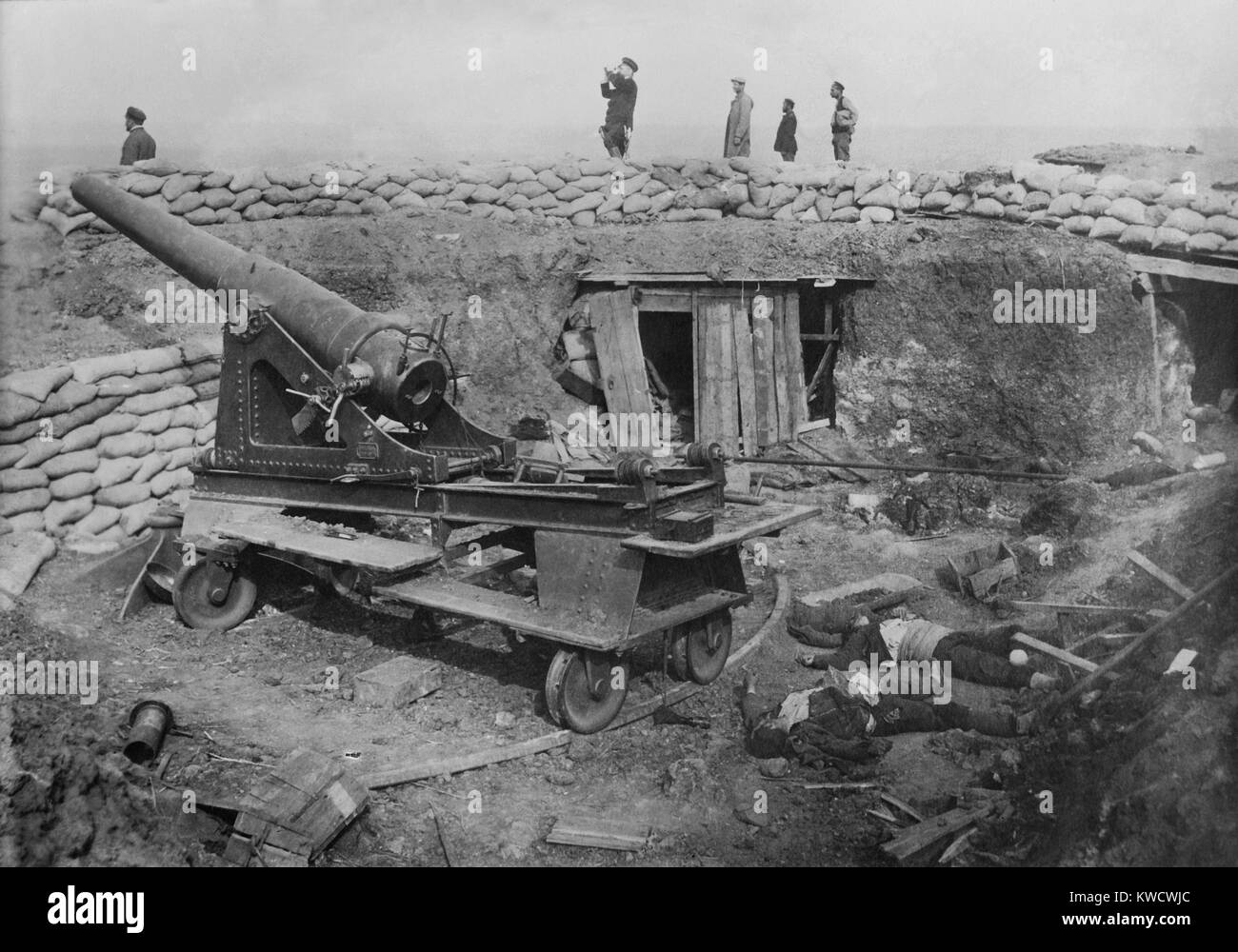 Siege of Ottoman Adrianople (Edirne) by Bulganian and Serbian forces, Nov. 3, 1912 –March 26, 1913. Captured Ottoman siege battery with dead Turkish soldiers (BSLOC 2017 1 142) Stock Photo