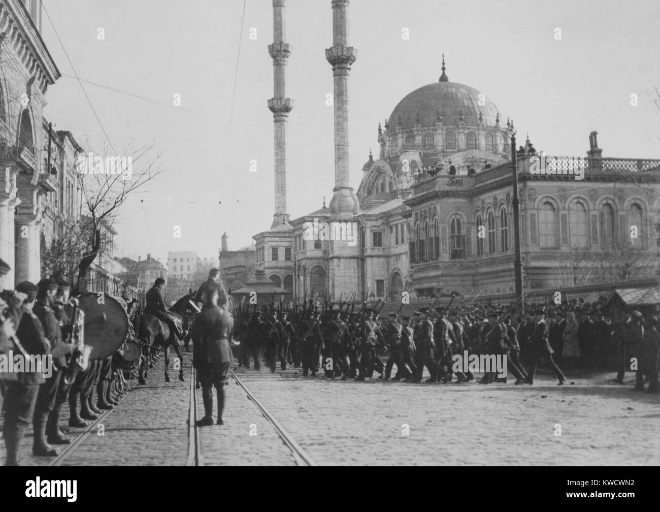 British troops marching by Nusretiye Mosque in Istanbul in 1920. Armistice of Mudros (Oct. 30, 1918) and Treaty of Sevres (Aug. 10, 1920) severely punished Turkey for its alliance with the Central Powers and the Armenian massacres. Istanbul was made an in (BSLOC 2017 1 173) Stock Photo