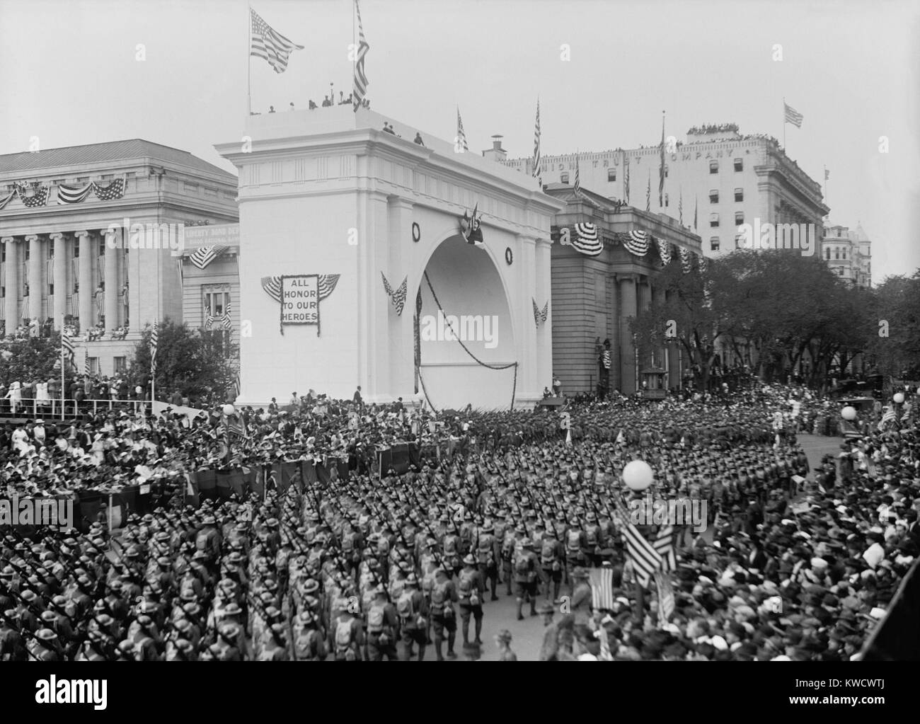 World War 1 victory parade passing a Triumphal Arch, in New York City, Sept. 10, 1919. The First Division of American Expeditionary Forces wearing trench helmets and full combat gear, marched down Fifth Avenue from 107th Street to Washington Square (BSLOC 2017 1 26) Stock Photo