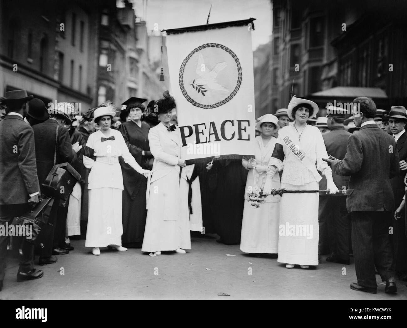 American womens peace parade in New York City, shortly after the start of World War I. On Aug. 29, 1914, they marched down Fifth Avenue, led by Chief Marshal Portia Willis FitzGerald (on right), called Prettiest Suffragette in New York State (BSLOC 2017 1 63) Stock Photo